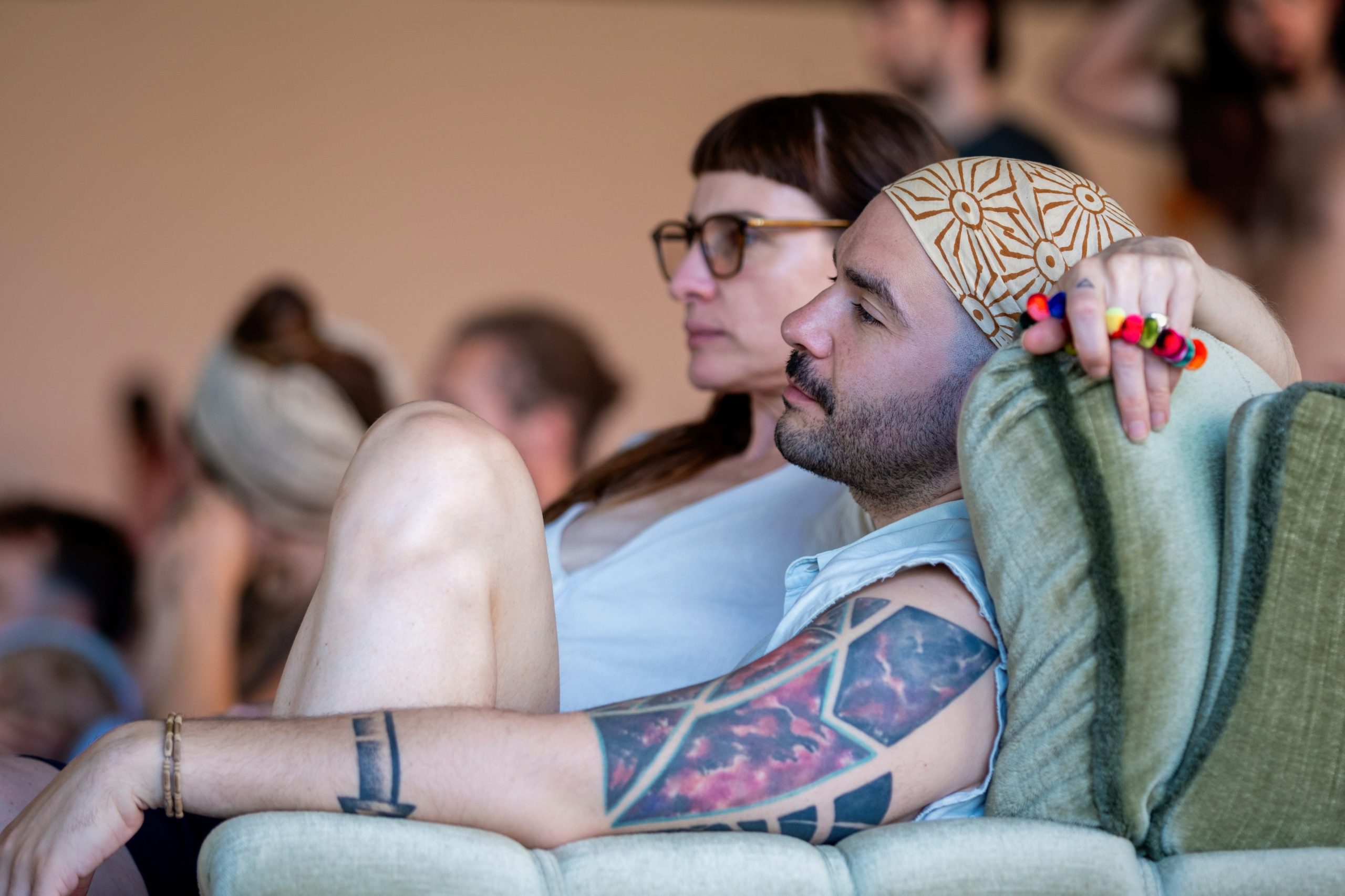 Mann und Frau bei einem Gathering Ein Mann und eine Frau sitzen bei einem Gathering nebeneinander.